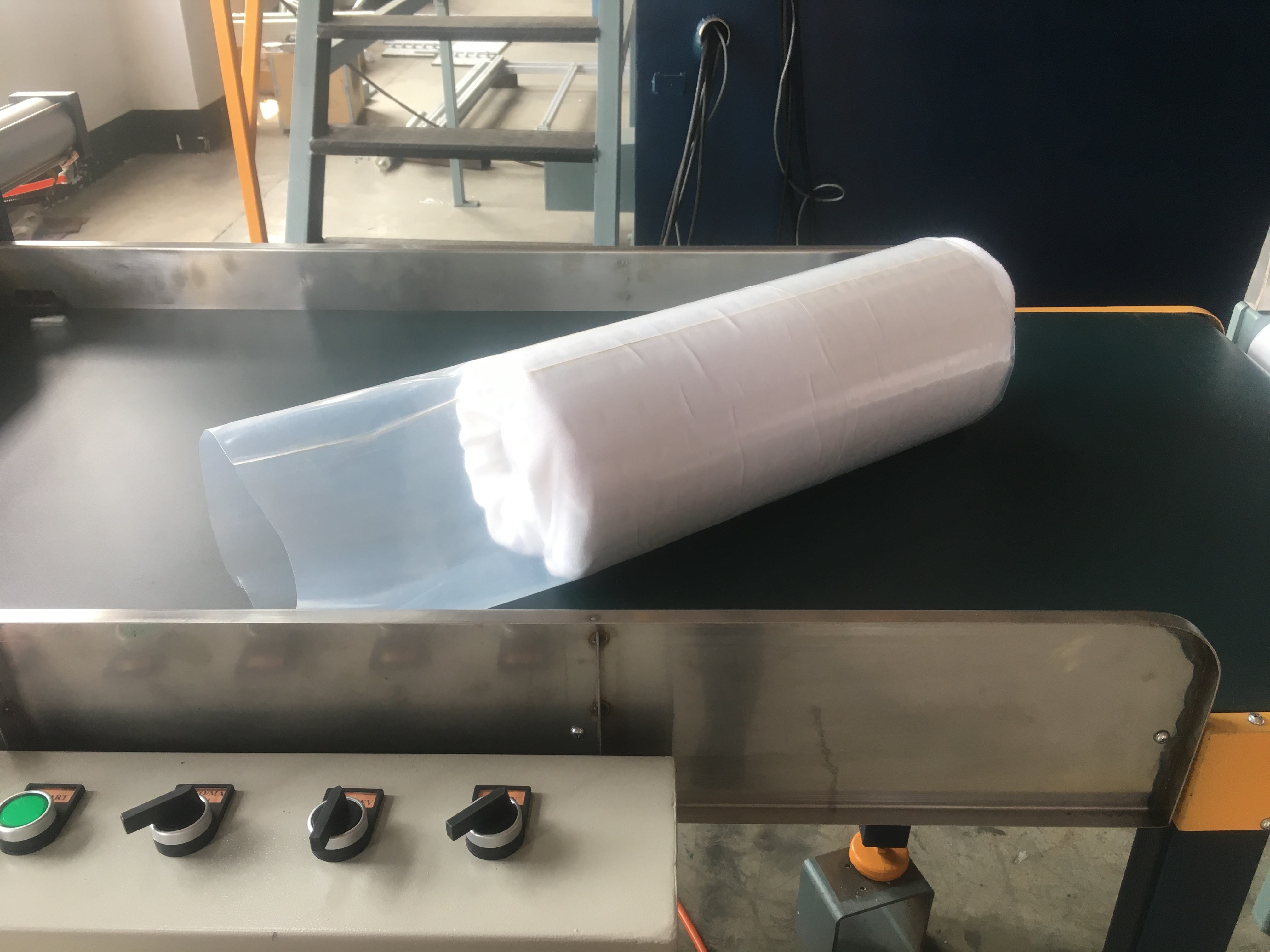 2020 novos produtos máquina de embalagem de rolo de travesseiro de espuma de látex almofada colcha tecido pacote máquinas